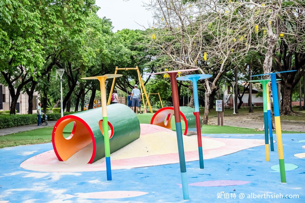 高雄蓮池潭兒童公園（溜索沙坑攀爬網三隻小豬）