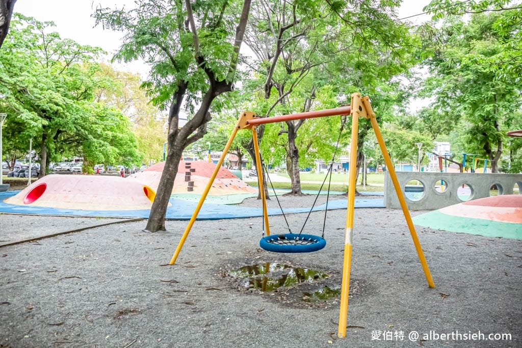 高雄蓮池潭兒童公園（溜索沙坑攀爬網三隻小豬）
