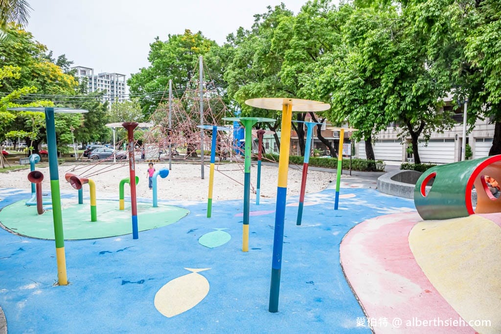 高雄蓮池潭兒童公園（溜索沙坑攀爬網三隻小豬）