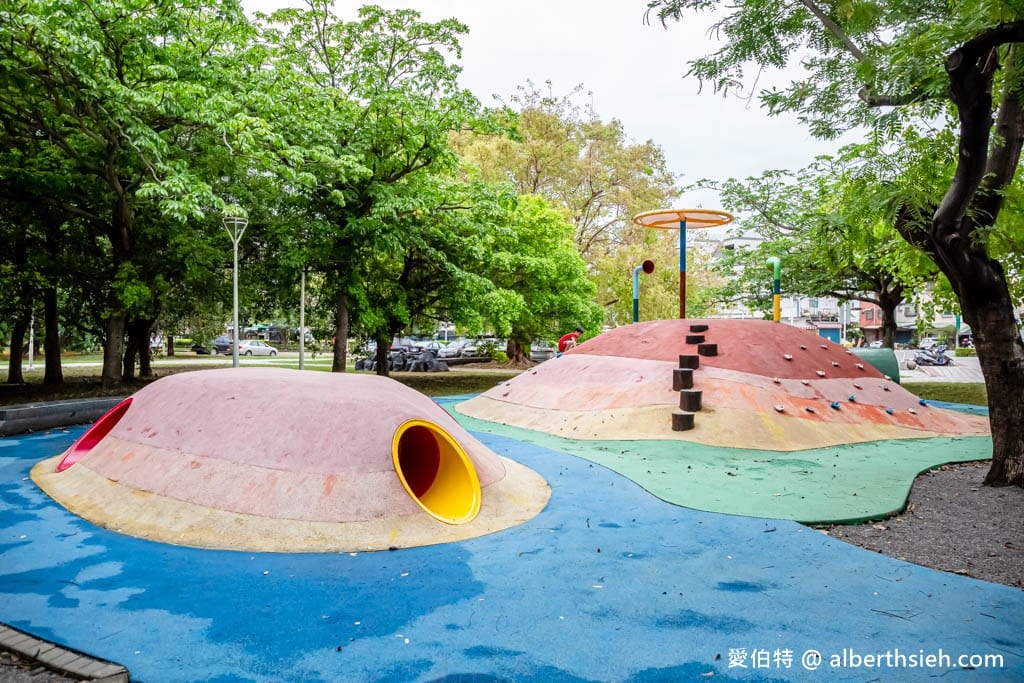 高雄蓮池潭兒童公園（溜索沙坑攀爬網三隻小豬）