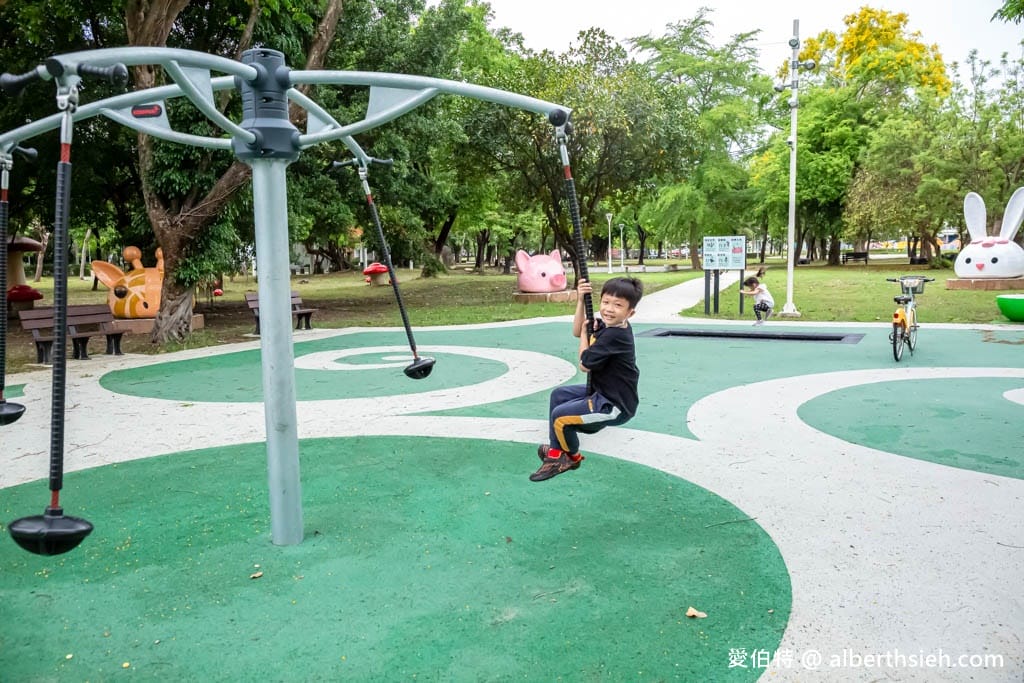 高雄蓮池潭兒童公園（溜索沙坑攀爬網三隻小豬）