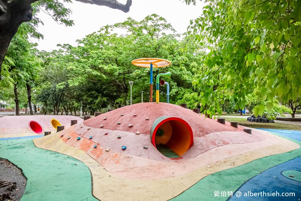 高雄蓮池潭兒童公園（溜索沙坑攀爬網三隻小豬）