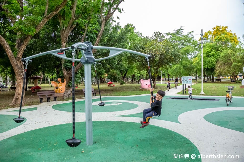 高雄蓮池潭兒童公園（溜索沙坑攀爬網三隻小豬）