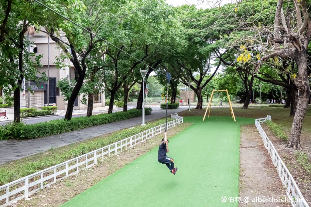 高雄蓮池潭兒童公園（溜索沙坑攀爬網三隻小豬）