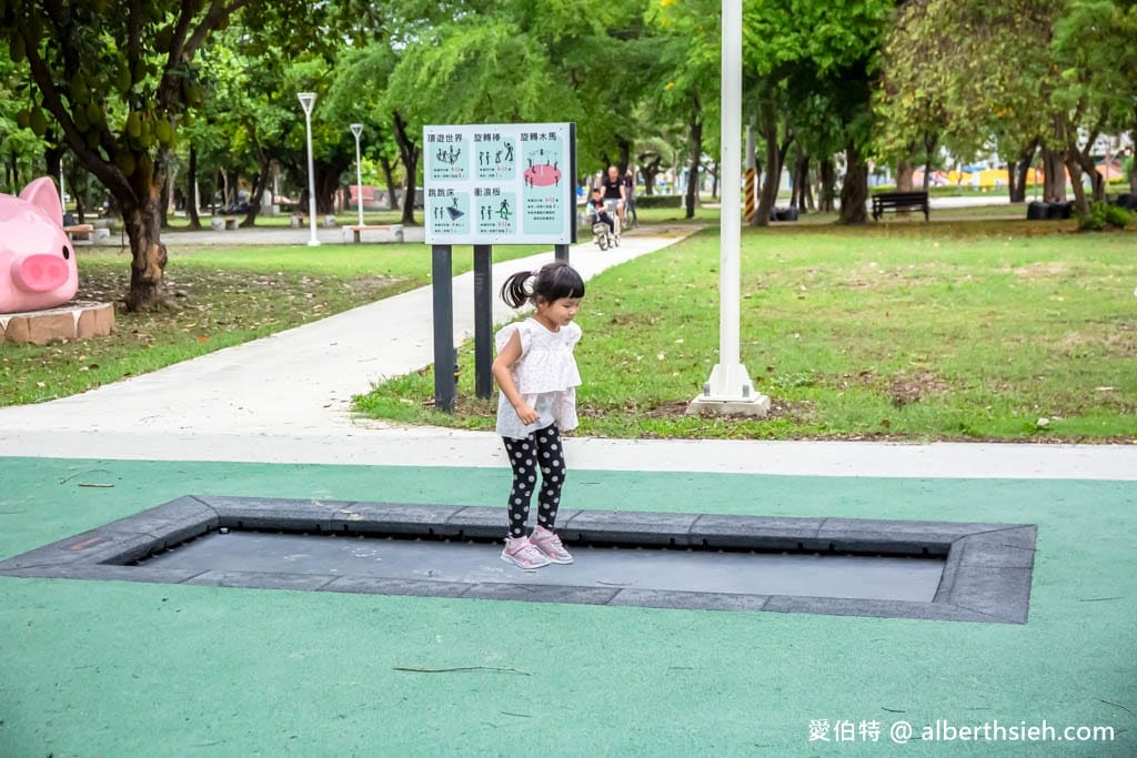 高雄蓮池潭兒童公園（溜索沙坑攀爬網三隻小豬）