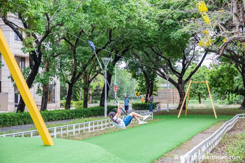 高雄蓮池潭兒童公園（溜索沙坑攀爬網三隻小豬）