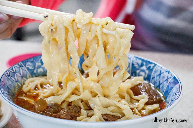 桃園明山牛肉麵｜在地30年的老店湯頭濃郁不死鹹
