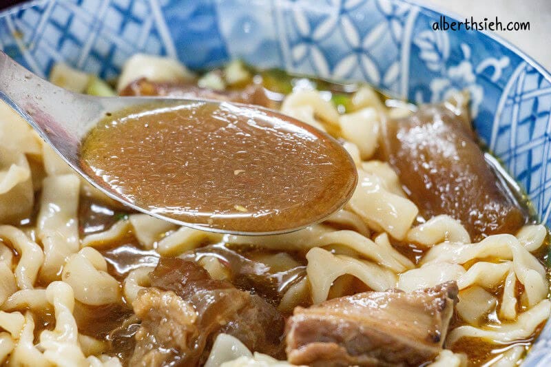 桃園明山牛肉麵｜在地30年的老店湯頭濃郁不死鹹