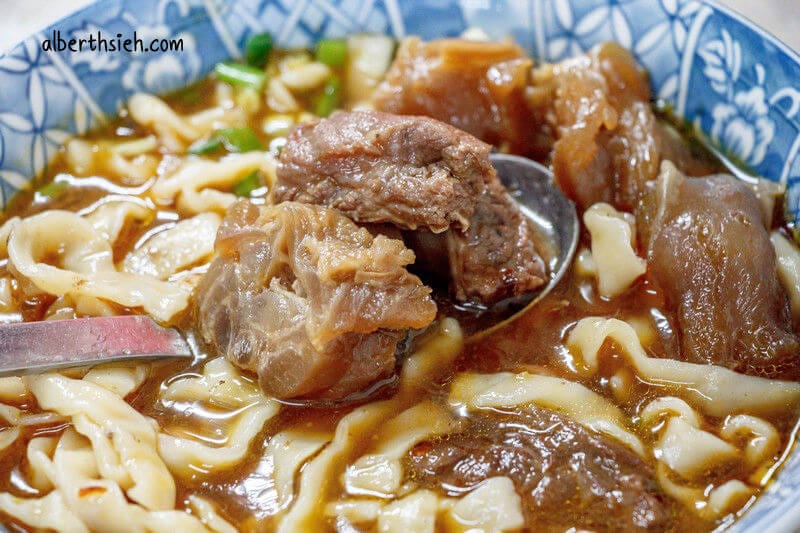 桃園明山牛肉麵｜在地30年的老店湯頭濃郁不死鹹