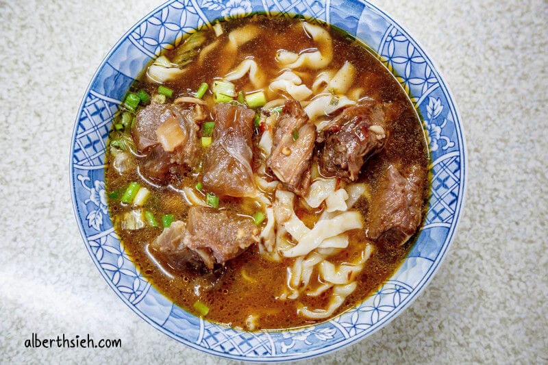 桃園明山牛肉麵｜在地30年的老店湯頭濃郁不死鹹