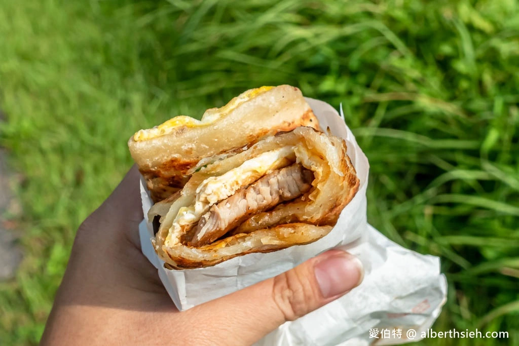 桃園龜山後街早餐推薦|大飽包肉排蛋,份量超大味道夠吃完超滿足 @愛伯特