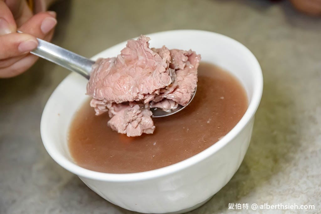 台南文章牛肉湯安平總店（網評破萬，在地熱搜超人氣大排長龍的牛肉湯）