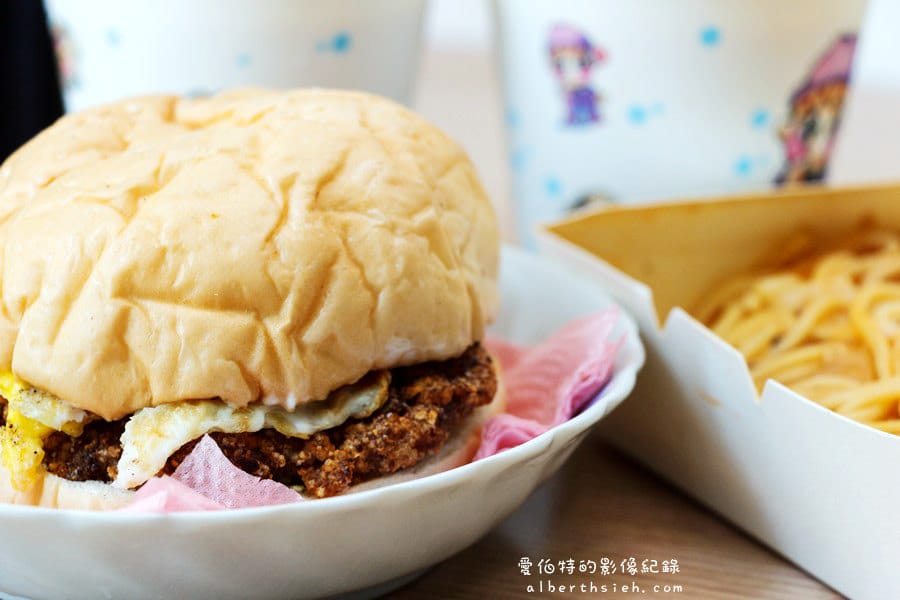 桃園明峰早餐店｜在地排隊早餐推薦，豬排漢堡，三明治肉排