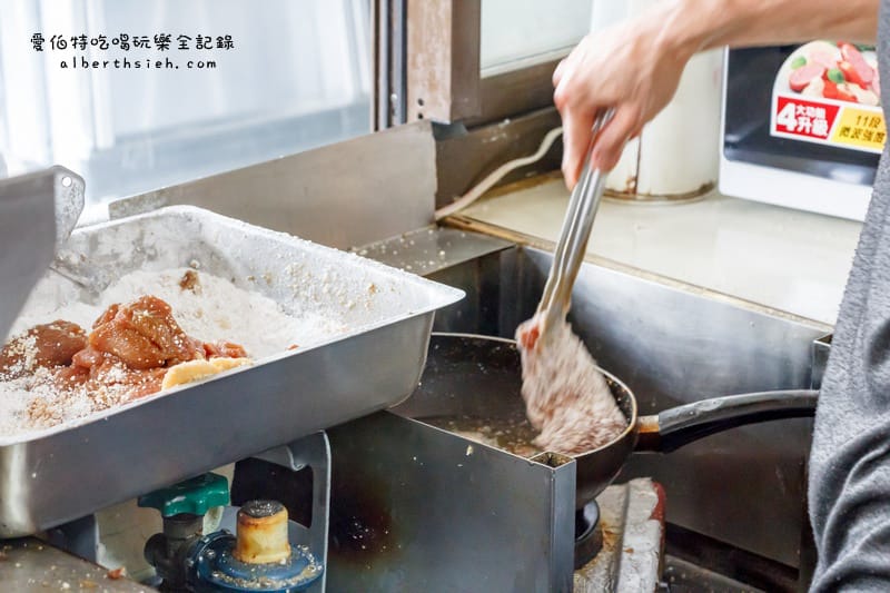 桃園明峰早餐店｜在地排隊早餐推薦，豬排漢堡，三明治肉排