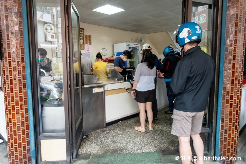 桃園明峰早餐店｜在地排隊早餐推薦，豬排漢堡，三明治肉排