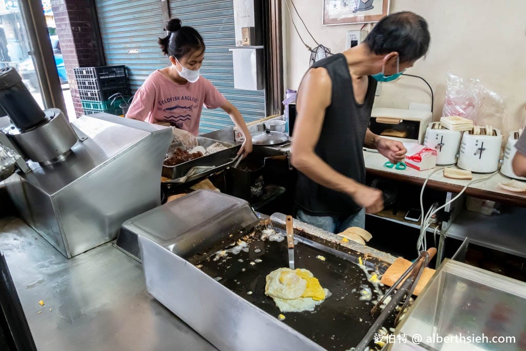 桃園明峰早餐店｜在地排隊早餐推薦，豬排漢堡，三明治肉排