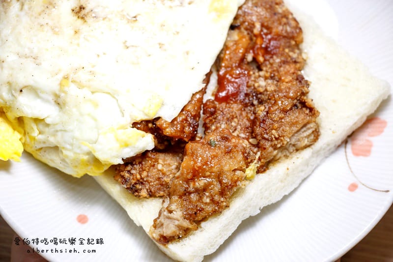 桃園明峰早餐店｜在地排隊早餐推薦，豬排漢堡，三明治肉排