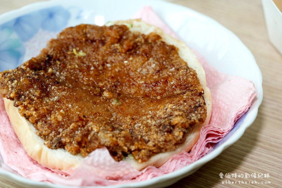桃園明峰早餐店｜在地排隊早餐推薦，豬排漢堡，三明治肉排