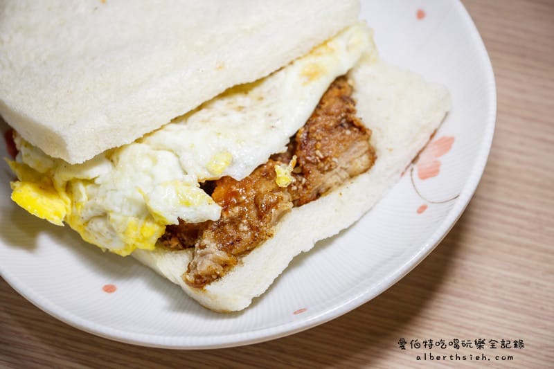 桃園明峰早餐店｜在地排隊早餐推薦，豬排漢堡，三明治肉排