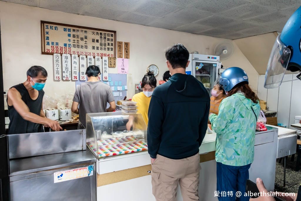 桃園明峰早餐店｜在地排隊早餐推薦，豬排漢堡，三明治肉排
