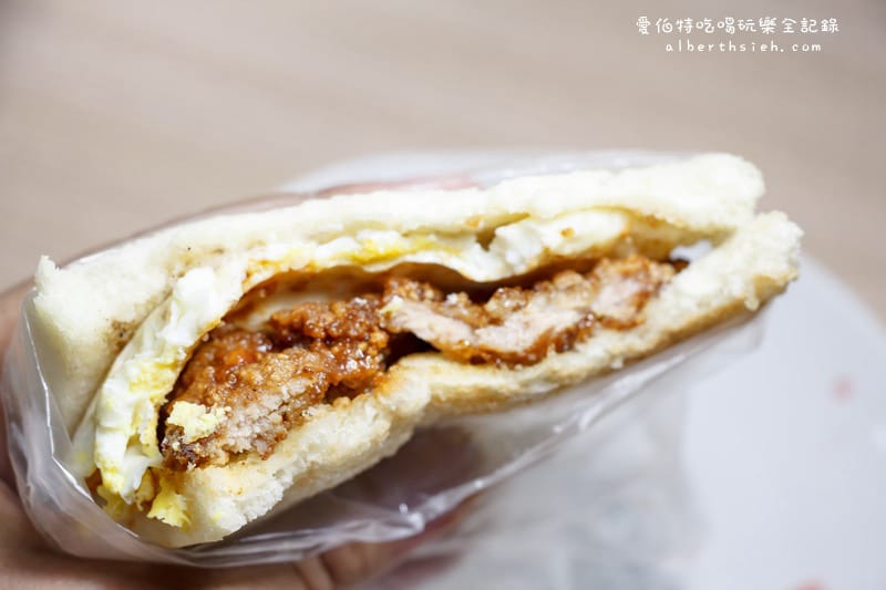 桃園明峰早餐店｜在地排隊早餐推薦，豬排漢堡，三明治肉排