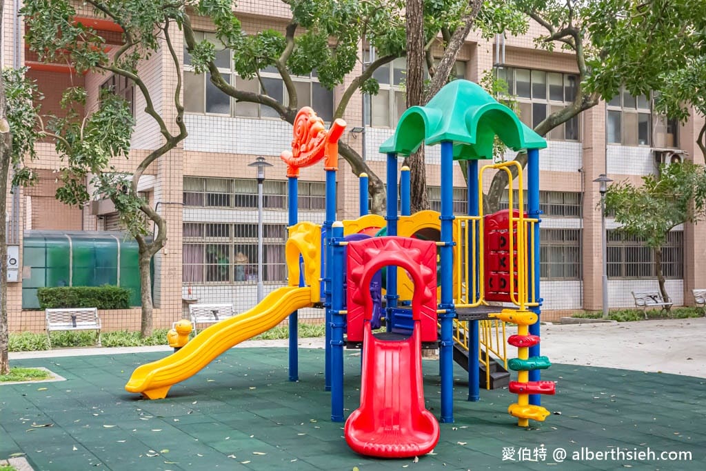 桃園親子景點推薦｜平鎮文化公園，交通號誌為主題的溜滑梯攀爬網