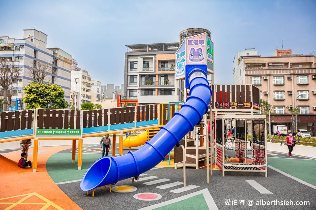 桃園親子景點推薦｜平鎮文化公園，交通號誌為主題的溜滑梯攀爬網