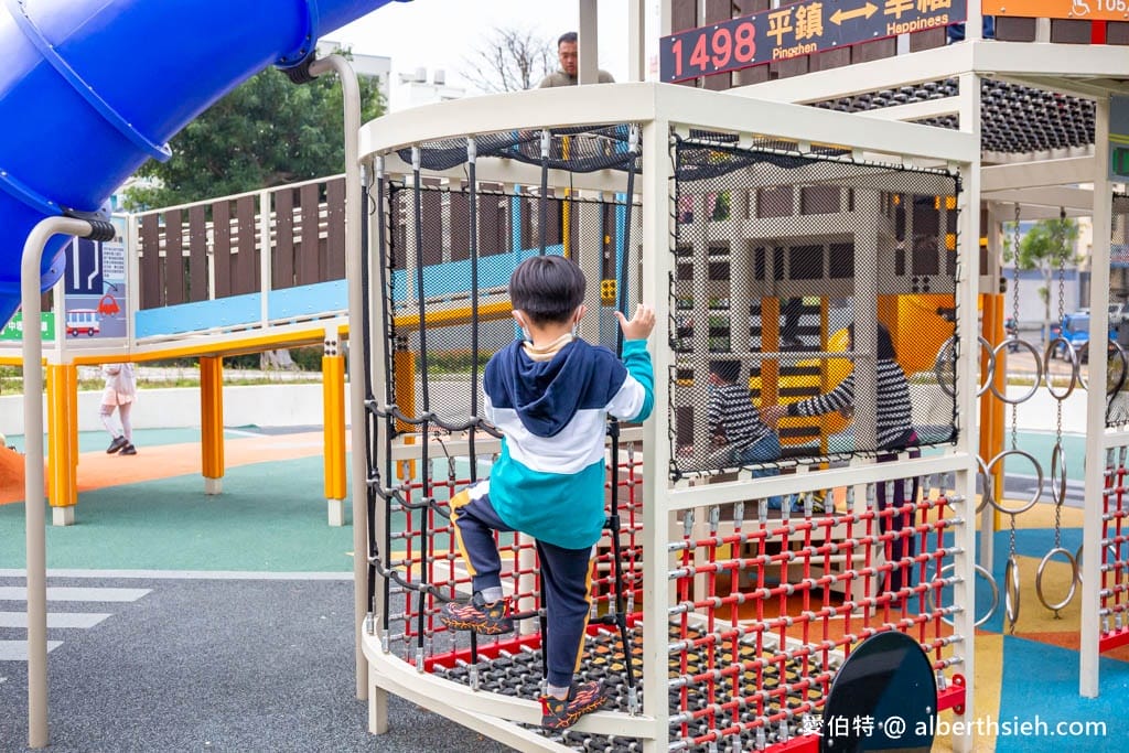 桃園親子景點推薦｜平鎮文化公園，交通號誌為主題的溜滑梯攀爬網