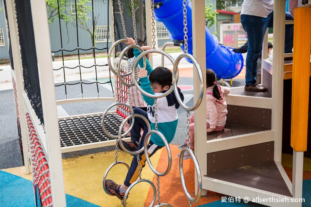 桃園親子景點推薦｜平鎮文化公園，交通號誌為主題的溜滑梯攀爬網