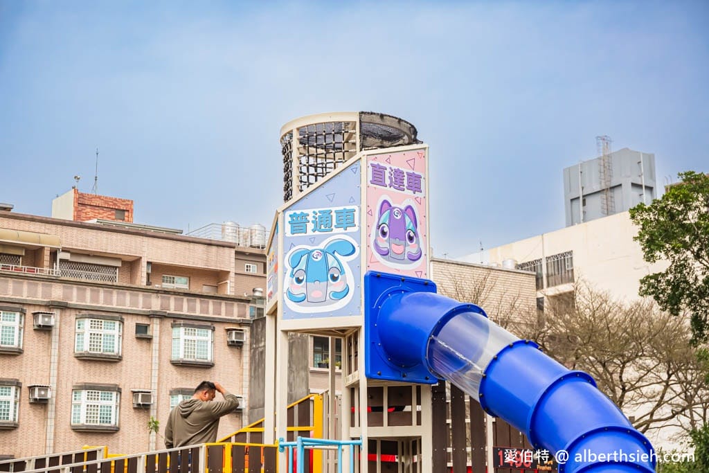 桃園親子景點推薦｜平鎮文化公園，交通號誌為主題的溜滑梯攀爬網