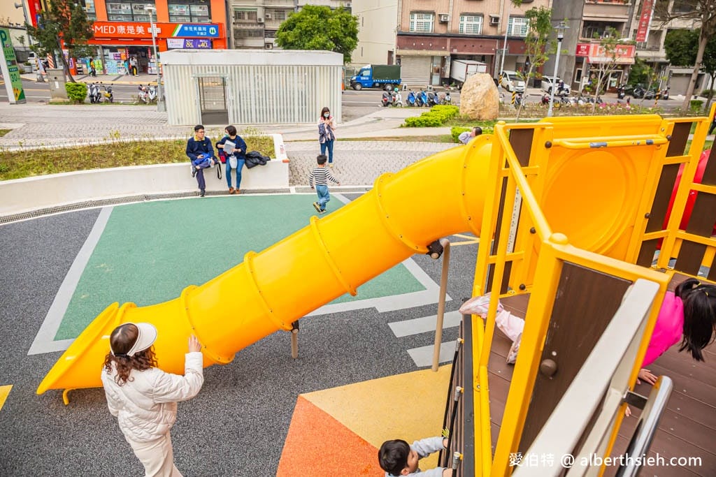 桃園親子景點推薦｜平鎮文化公園，交通號誌為主題的溜滑梯攀爬網