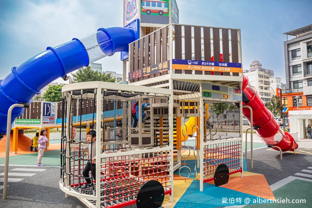 桃園親子景點推薦｜平鎮文化公園，交通號誌為主題的溜滑梯攀爬網
