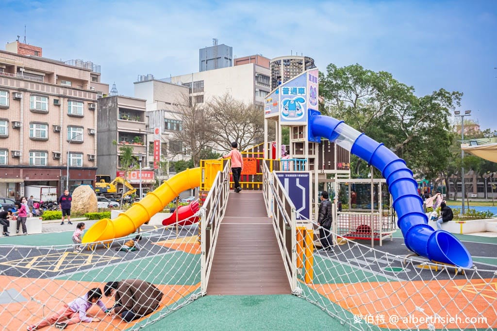 桃園親子景點推薦｜平鎮文化公園，交通號誌為主題的溜滑梯攀爬網