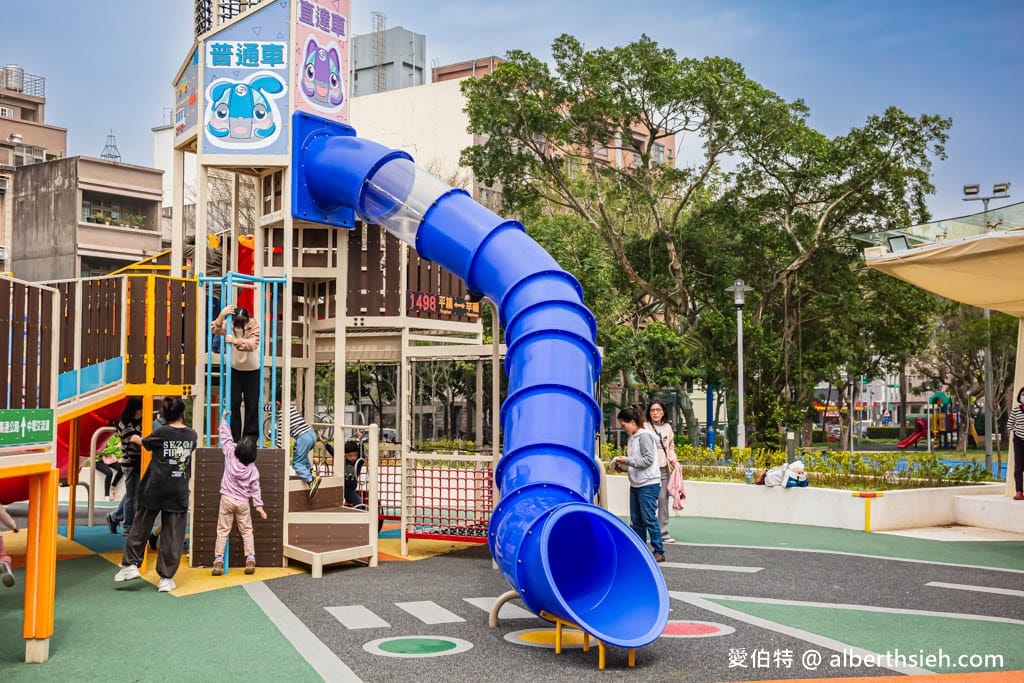 桃園親子景點推薦｜平鎮文化公園，交通號誌為主題的溜滑梯攀爬網