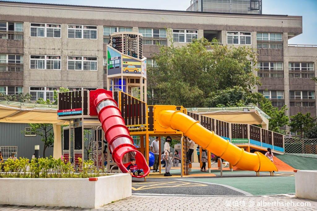 桃園親子景點推薦｜平鎮文化公園，交通號誌為主題的溜滑梯攀爬網