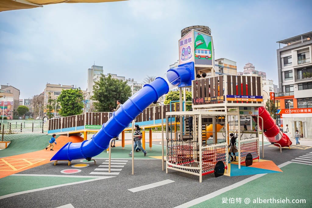 桃園親子景點推薦｜平鎮文化公園，交通號誌為主題的溜滑梯攀爬網