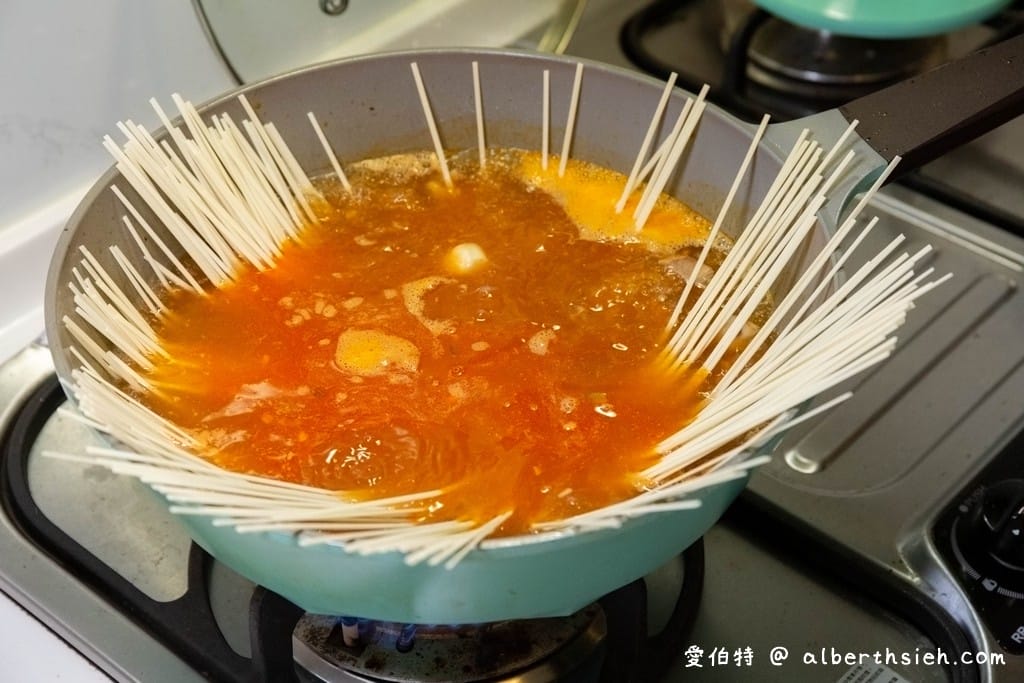 茄汁鯖魚麵做法食譜（濃郁的茄汁香氣滑順麵條，也不會有腥味喔）