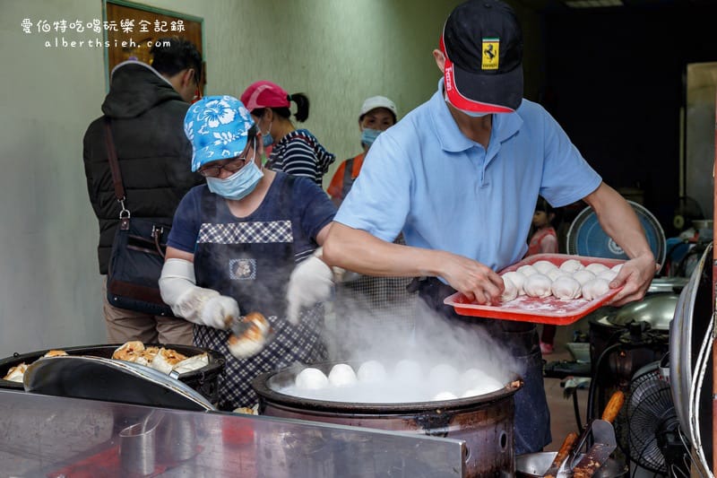 桃園南門市場必吃早餐｜林記水煎包，在地30年排隊店，香甜脆口
