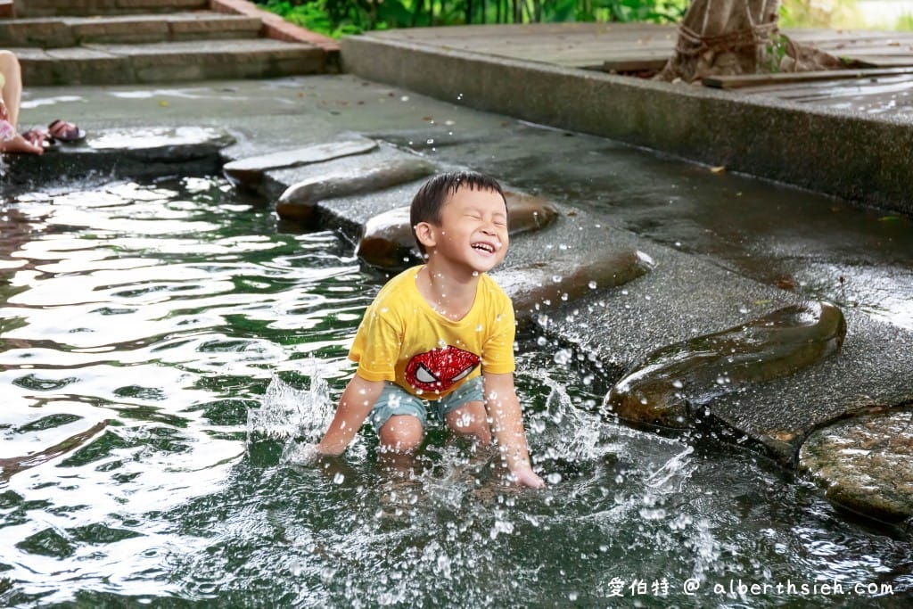 桃園八德霄裡石母娘娘浣衣池（小孩免費玩水戲水池，也是阿嬤洗衣地）