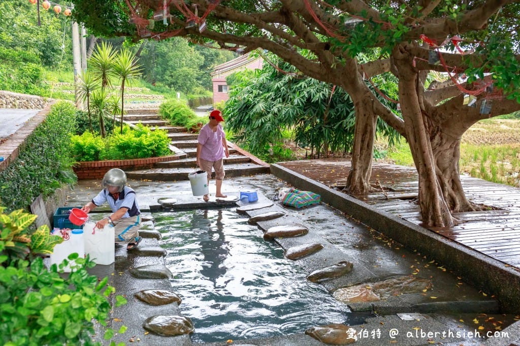 桃園八德霄裡石母娘娘浣衣池（小孩免費玩水戲水池，也是阿嬤洗衣地）
