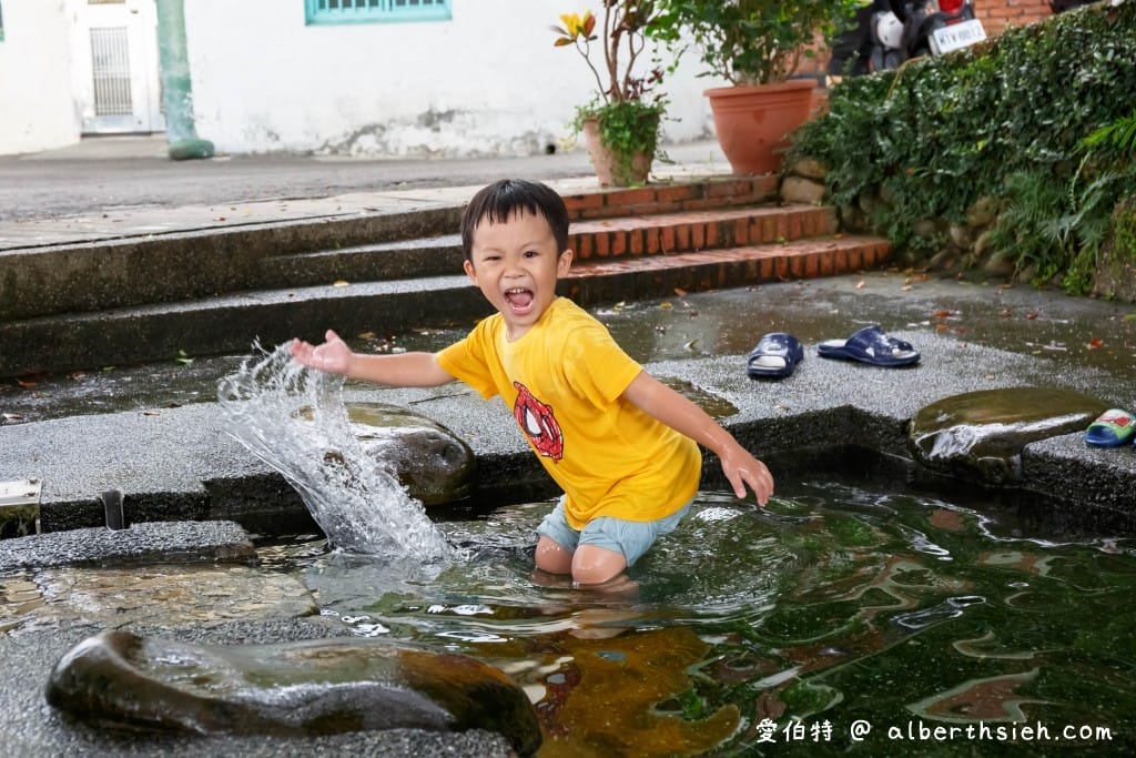桃園八德霄裡石母娘娘浣衣池（小孩免費玩水戲水池，也是阿嬤洗衣地）