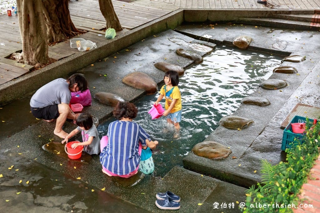 桃園八德霄裡石母娘娘浣衣池（小孩免費玩水戲水池，也是阿嬤洗衣地）