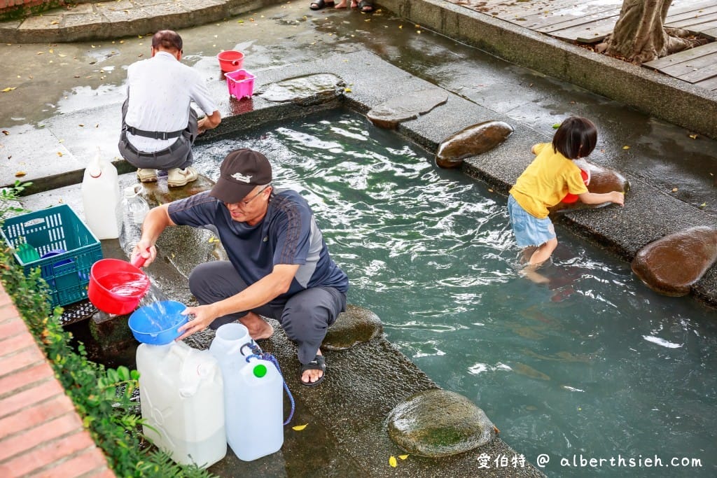 桃園八德霄裡石母娘娘浣衣池（小孩免費玩水戲水池，也是阿嬤洗衣地）
