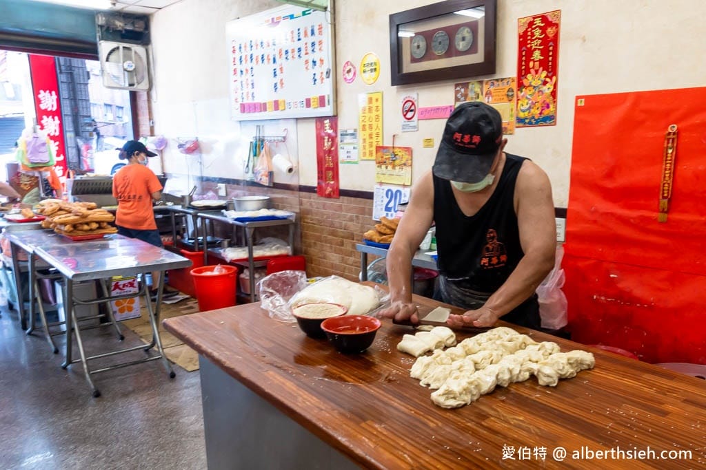 阿華師豆漿店｜桃園早餐美食推薦，燒餅油條，豪邁皮Q大蛋餅