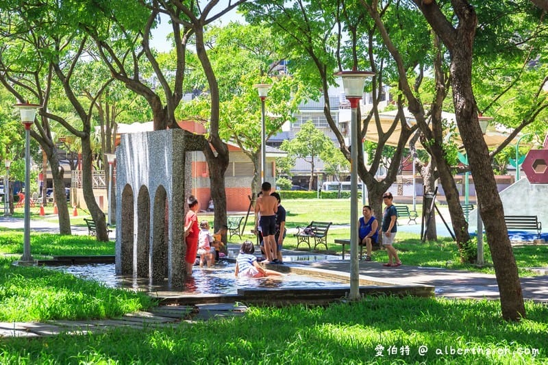 永康公園．桃園親子景點（蜜蜂磨石溜滑梯/瓢蟲攀爬架/尿布型盪鞦韆/戲水池）