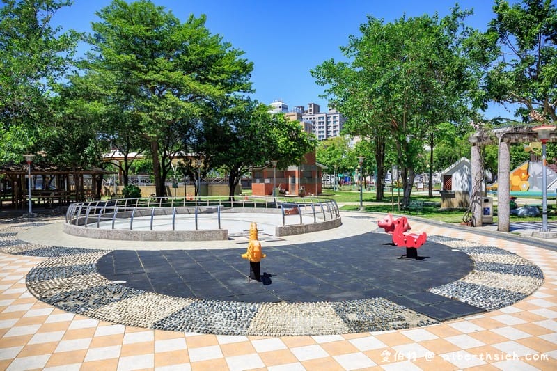 永康公園．桃園親子景點（蜜蜂磨石溜滑梯/瓢蟲攀爬架/尿布型盪鞦韆/戲水池）