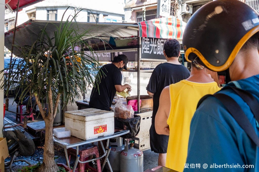 龜山陸光飯糰早餐中興店｜份量大，米飯Q彈的大排長龍古早味飯糰