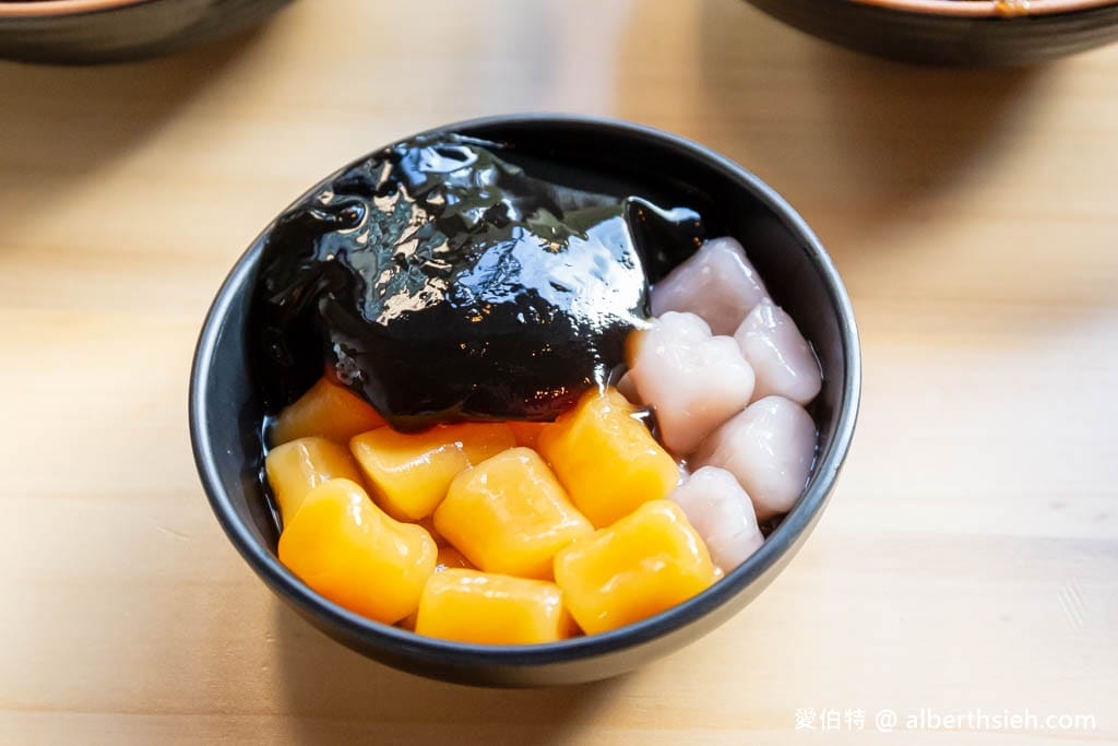 柒美堂仙草纏綿冰．大溪老街美食（冰品菜單價格，隱藏巷弄內會牽絲超濃郁好吃）