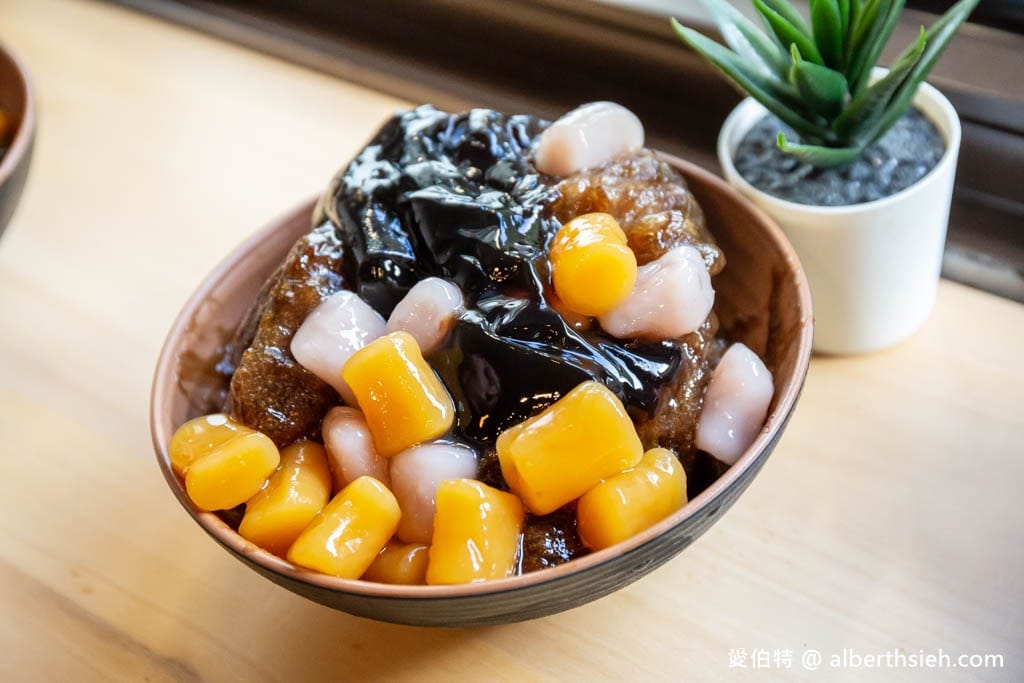 柒美堂仙草纏綿冰．大溪老街美食（冰品菜單價格，隱藏巷弄內會牽絲超濃郁好吃）