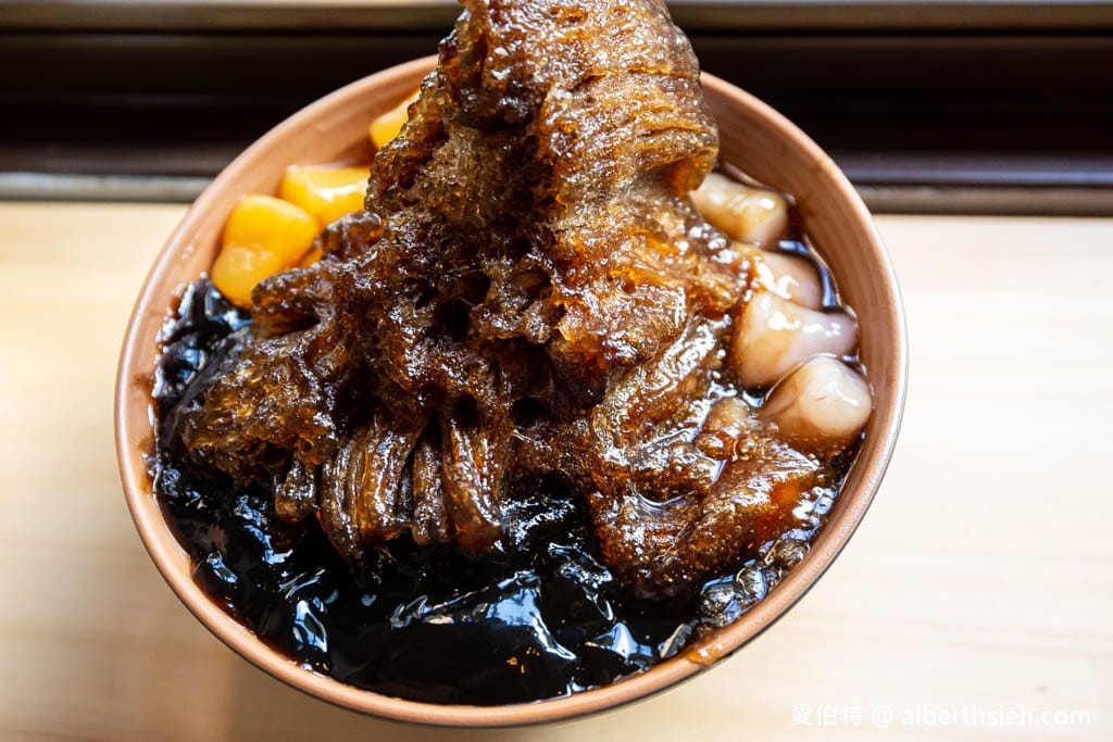 柒美堂仙草纏綿冰．大溪老街美食（冰品菜單價格，隱藏巷弄內會牽絲超濃郁好吃）